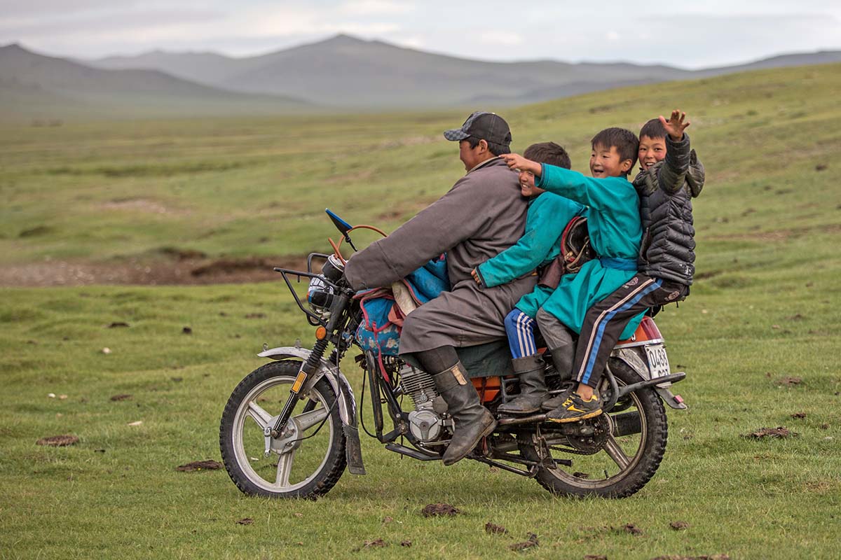 Khangai Traverse (motorcycle kids)